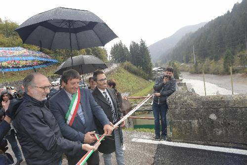 Il vicegovernatore Riccardo Riccardi assieme ai al vicepresidente del Consiglio regionale, Stefano Mazzolini, e il sindaco di Ovaro Mario Cattarinussi al taglio del nastro del Ponte di San Martino




 